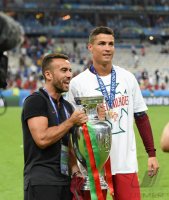 Fussball Europameisterschaft 2016 Finale: JUBEL Cristiano Ronaldo (Portugal) mit Pokal