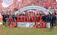 Fussball, 1. Bundesliga  Saison 16/17: Jubel FC Bayern Muenchen mit Schale