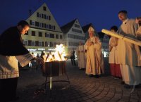 Osterfeuer vor dem Rottenburger Dom