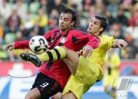 Fussball 1. Bundesliga: Leverkusen - Dortmund, Zweikampf