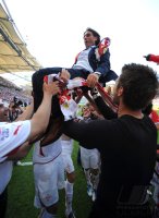 Fussball 1. Bundesliga : JUBEL nach dem Sieg (Mitte) Trainer Bruno Labbadia wird hochgeworfen