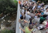 Wolfgang Rund fuehrt durch die Geschichte der Muehle an der Starzel