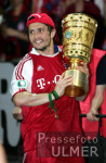 Fussball Pokal Finale: Schalke - Bayern, LIZARAZU jubelt mit DFB Pokal