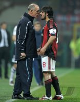 Fussball Champions League  Saison 2010/2011: Gennaro Gattuso (re, AC Mailand) streitet, diskutiert  mit Co Trainer Joe Jordan (li, Tottenham Hotspur)