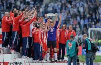 Fussball 1. Bundesliga : DEUTSCHER MEISTER FC Bayern Muenchen; Torwart  Butt  mit Meisterschale