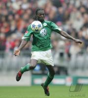 Fussball FC Bayern-Wolfsburg; Einzelaktion Sarpei