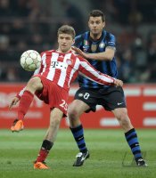 Fussball CHL  Saison 2010/2011: Thomas Mueller (li, FC Bayern Muenchen) gegen Thiago Motta (re, Inter Mailand)