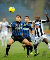 FUSSBALL SERIE A:  Javier Zanetti (li, Inter Mailand) gegen Pablo Estifer Armero (Udinese Calcio)