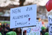 Kundgebung im Tuebinger Anlagenpark: 1200 Menschen demonstrierten gegen die einrichtungsbezogene Impfpflicht