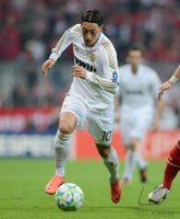 FUSSBALL INTERNATIONAL  CHL HALBFFINALE 11/12:  FC Bayern Muenchen - Real Madrid