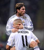 FUSSBALL  International CHL 09/10 : Sergio Ramos auf Karim Benzema (Real Madrid)