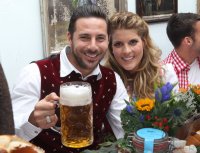 FUSSBALL 1. BUNDESLIGA 14/15: FC Bayern Muenchen besucht das Oktoberfest