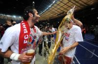 Fussball: DFB Pokal Finale: JUBEL Hamit Altintop, Miroslav Klose, Diego Contento  (v. li., FCB)