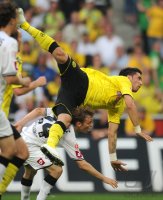 Fussball 1. Bundesliga:  Lucas Barrios (oben, Borussia Dortmund) gegen Tony Jantschke (Borussia Moenchengladbach)