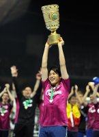 Fussball: DFB Pokal Finale:  Jubel mit Pokal Atsuto Uchida (FC Schalke 04)