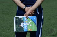 Fussball, Symbolbild Trainer mit Lehrbuch