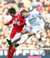 Fussball 1. Bundesliga: Moenchengladbach - Stuttgart, Zweikampf