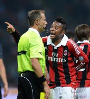 FUSSBALL International Serie A 2012/2013: Robinho (AC Mailand) und Schiedsrichter Valeri