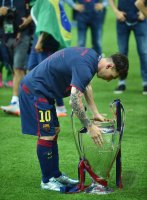 Fussball Champions League Finale 2015: Lionel Messi (Barca) mit CHL Pokal