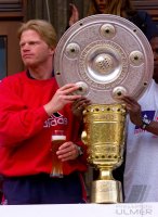 Fussball:   Oliver Kahn jubelt  mit Meisterschale und DFB Pokal