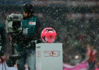 Fussball 1. Bundesliga, Saison 2012/2013:  Wegen Schneefall wird der ROTE ADIDAS TORFABRIK BALL eingesetzt