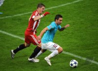 Fussball Champions League  Saison 2010/2011: Bastian Schweinsteiger (li, FC Bayern Muenchen) gegen Roberto De Zerbi (re, CFR 1907 Cluj)