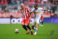 Fussball 1. Bundesliga : Arjen Robben (li., FCB) gegen Mimoun Azaouagh (re., Bochum)