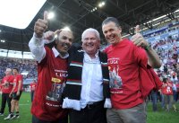 2. Fussball Bundesliga : JUBEL nach dem SIEG Trainer Jos Luhukay (FC Augsburg)