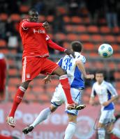 Fussball 3. Bundesliga:  Sene Saer  (li., FC Bayern II) gegen Stefan Kuehne (re., Jena)