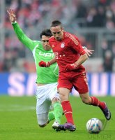 Fussball 1. Bundesliga, Saison 2011/2012: Chris (li, VfL Wolfsburg)  gegen Franck Ribery (FC Bayern Muenchen)