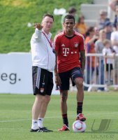 Fussball 1. Bundesliga 2010/2011 Trainingslager FC Bayern Muenchen : Trainer van Gaal  mit Luiz Gustavo