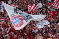 Fussball 1. Bundesliga : Jubel Bayern Fans mit Meisterschale