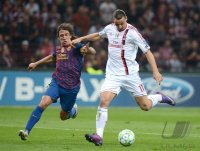 FUSSBALL INTERNATIONAL  CHL Viertelfinale 11/12:  Carles Puyol (li, Barca) gegen Zlatan Ibrahimovic (AC Mailand)