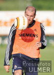 Fussball Trainingslager Real Madrid - Zidane fixiert den Ball