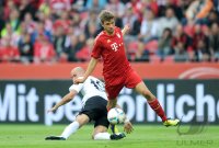 Fussball 1. Bundesliga : Elkin Soto (li, 1. FSV Mainz 05) gegen Thomas Mueller (re, FC Bayern Muenchen)