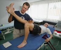 FUSSBALL Lapaczinski  bei  der Reha nach seinem Knchelbruch