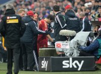 Fussball 1. Bundesliga, Saison 2012/2013:  Javi , Javier Martinez (FC Bayern Muenchen) muss verletzt ausgewechselt werden