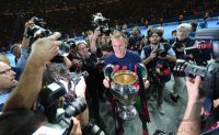 Fussball Champions League Finale 2015: Torwart Marc Andre ter Stegen (Barca) mit CHL Pokal