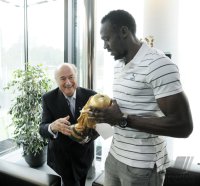 FIFA Praesident Joseph S. Blatter (Schweiz) trifft Usain Bolt (Jamaika)