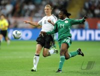 FIFA Frauen-Weltmeisterschaft 2011: Alexandra POPP (li, Deutschland) gegen Faith IKIDI (re, Nigeria)