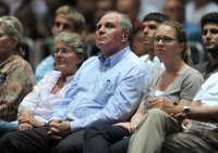 Basketball Nationalmannschaft 2011/2012 : Praesident Uli Hoeness (FC Bayern Muenchen) mit seiner Familie