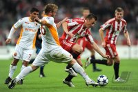 Fussball Champions League  Saison 2010/2011: Daniele De Rossi (li, AS Rom) gegen Ivica Olic (re, FC Bayern Muenchen)