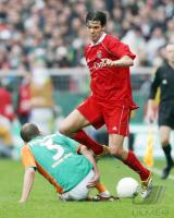 Fussball 1. Bundesliga: Bremen - Bayern, Zweikampf