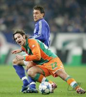 Fussball 1. Bundesliga: Schalke - Bremen, Zweikampf