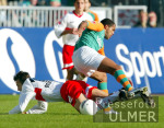 Fussball 1. Bundesliga: Bremen - Stuttgart, Zweikampf