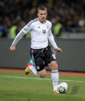 FUSSBALL INTERNATIONALES TESTSPIEL:  Ukraine - Deutschland, PODOLSKI am Ball