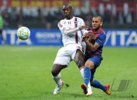 FUSSBALL INTERNATIONAL  CHL Viertelfinale 11/12: Clarence Seedorf (li, AC Mailand) gegen Daniel Alves (Barca)