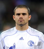 FUSSBALL CHL  Saison 10/11: Edu (FC Schalke 04)