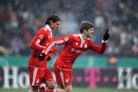 Fussball DFB Pokal : Jubel mit  von Thomas Mueller und Mario Gomez (v.li., FCB)