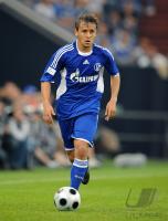 Fussball 1. Bundesliga, FC Schalke 04: RAFINHA Einzelaktion am Ball